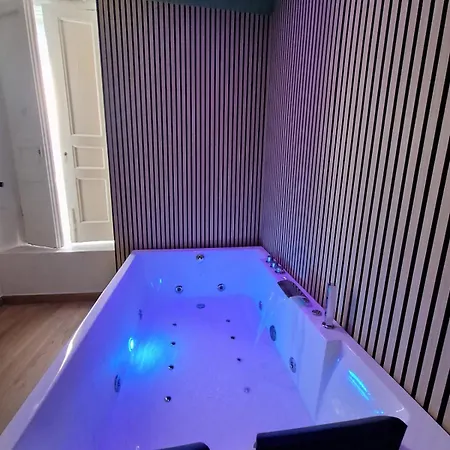 Luxury Glory Tower בית הארחה נאפולי