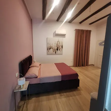 Luxury Glory Tower בית הארחה נאפולי